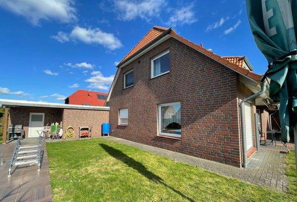 Giebelansicht mit Garagenanbau.jpeg