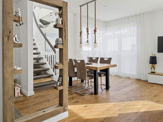 Eingangsbereich OG mit Blick in den offenen Wohn-Essbereich 