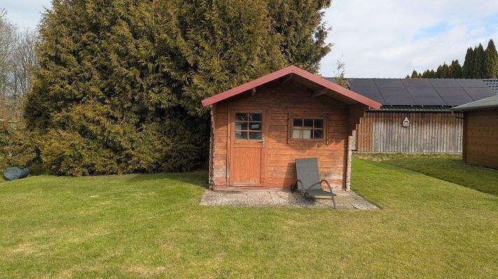 die kleine Gartenhütte