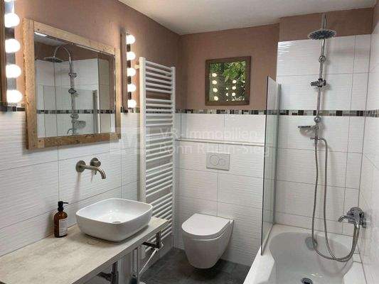 2. Wohnebene: Wannenduschbadezimmer