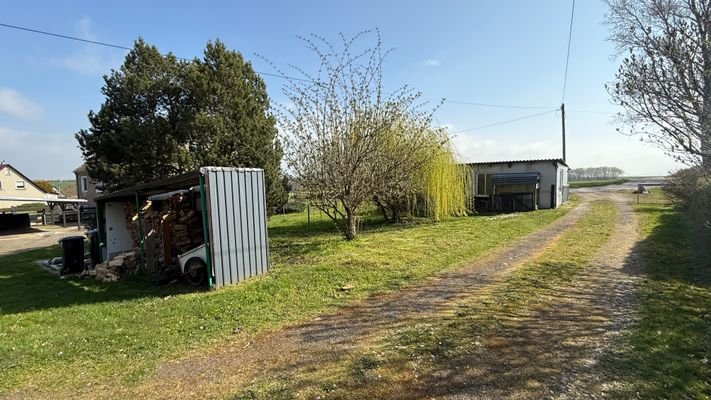 Außenansicht und Grundstück
