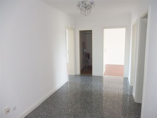 Flur (Blick Richtung WZ, kl. Abstellraum)
