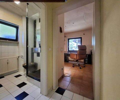 Blick Richtung WC und Büro