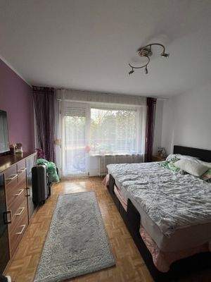 großes Schlafzimmer mit Balkon.jpg