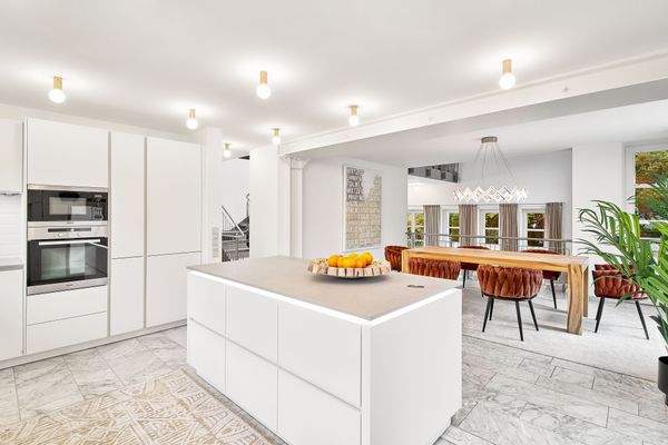 Moderne Küche mit Kochinsel