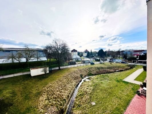 Ausblick in den grünen Innenhof