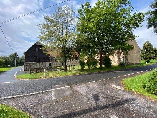 Ein Blick auf den Bauernhof von der Seitenstraße