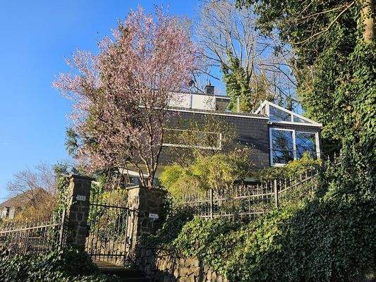 Eingang zum Haus vom Weg