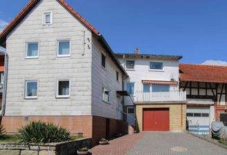 Außenansicht mit Garage