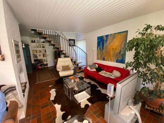 Wohnung 4 – Wohnzimmer mit Treppenaufgang ins Ober