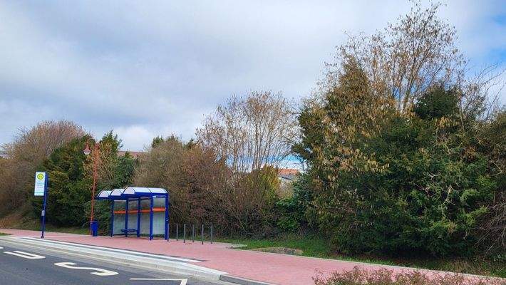 Bushaltestelle um die Ecke