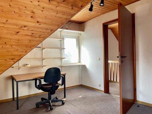 Arbeitsplatz im Dachgeschoss