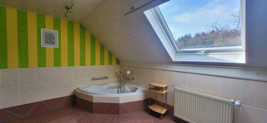 Großes helles Badezimmer im Obergeschoss