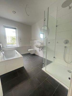 Badezimmer mit Badewanne und Dusche