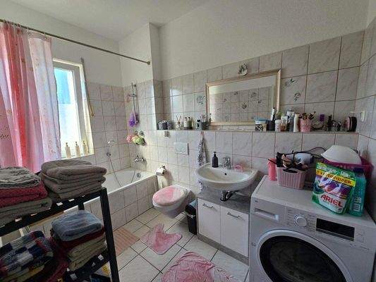 OG Fensterbad mit Wanne