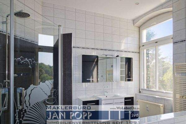 Tageslichtbad mit Wanne und Duschkabine 