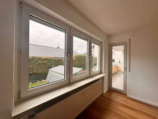 Wohn -und Esszimmer mit Balkon Zugang