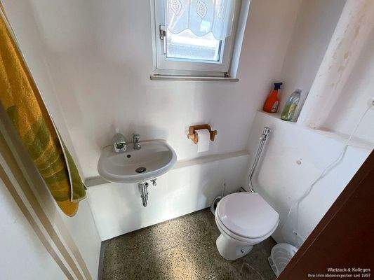 WC mit kleinem Fenster