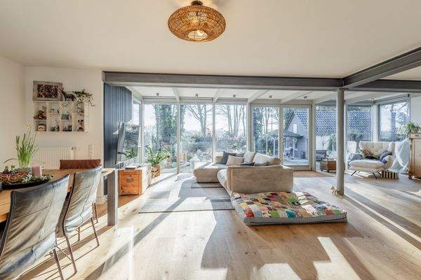 Lichtdurchflutetes Wohnzimmer