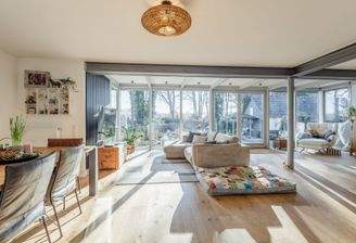 Lichtdurchflutetes Wohnzimmer