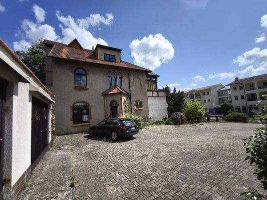 Parkplatz mit Doppelgerage 