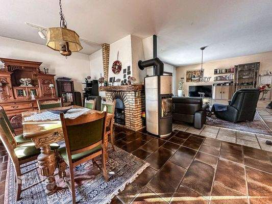 Wohn- Esszimmer mit Kamin