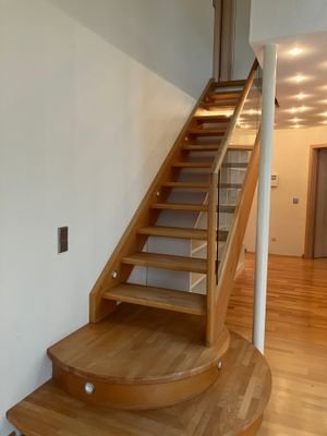 Treppe zur oberen Ebene