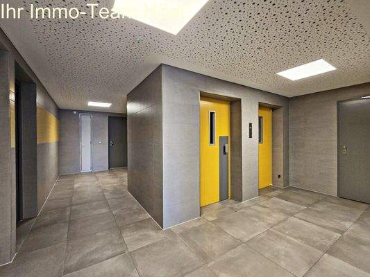 Eingangsbereich mit Aufzüge