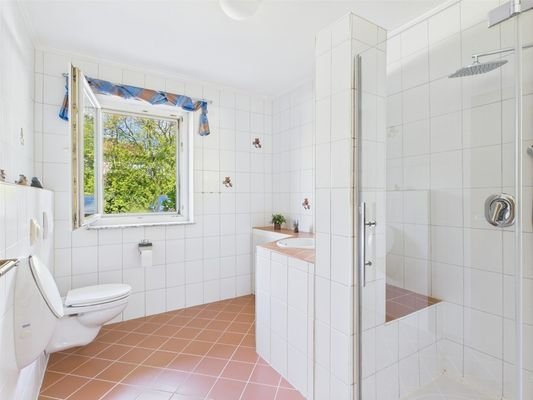 Bad mit Dusche EG