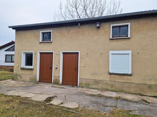 Nebengebäude mit Garage