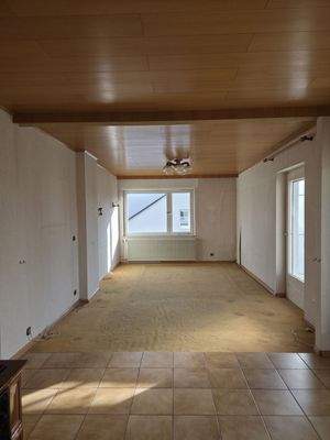 Wohnbereich mit Zugang zum Balkon Wohnung 1. OG