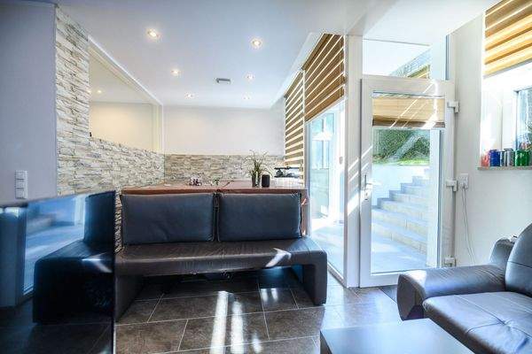 Lichtes Entrée mit Whirlpool I Gartenzugang