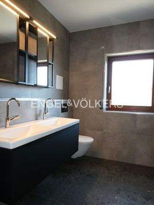 Tageslichtbad mit Dusche im DG