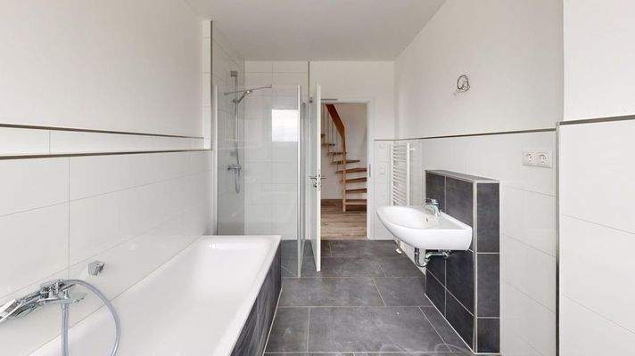 Bad mit Badewanne & Dusche