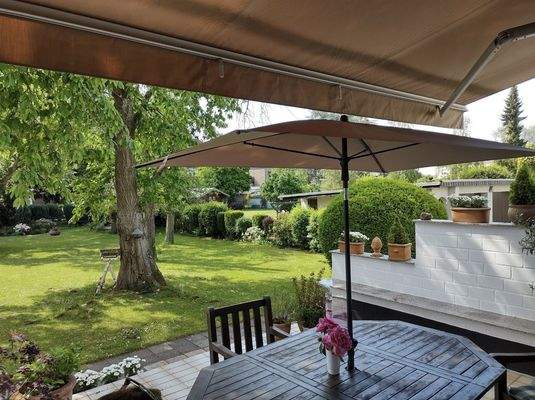 Gartenansicht im Sommer