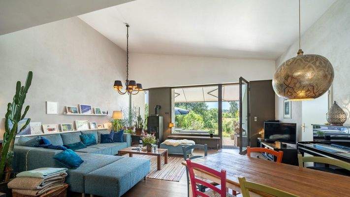 Wohnzimmer mit Wohnküche und E