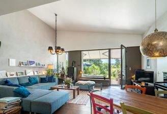 Wohnzimmer mit Wohnküche und E