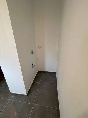 Anschlüssen für Waschmaschine und Trockner 