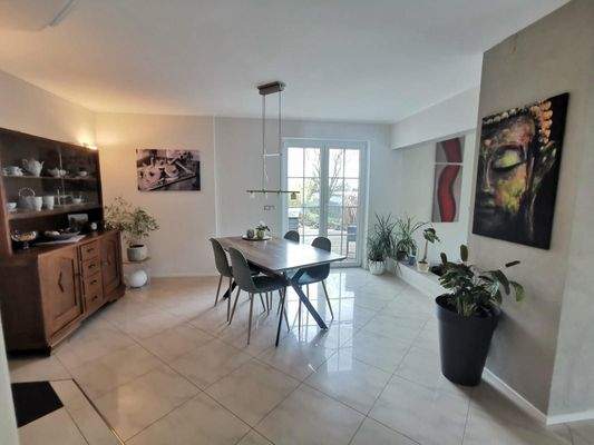 Der Essbereich liegt angrenzend an das Wohnzimmer