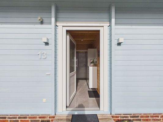 CAM03784G0-PR0102-STILL018