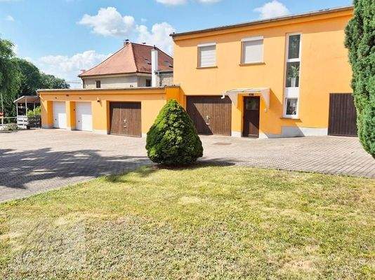 Hofansicht Nebengebäude mit Garagen