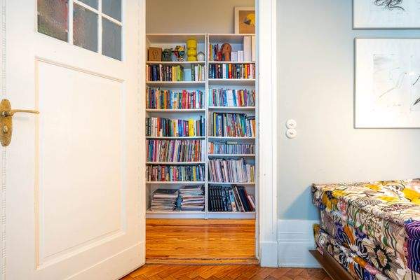 Ausblick vom Wohnzimmer in den Seitenflügel