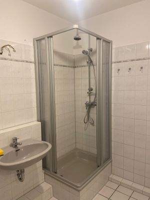 Badezimmer mit Dusche.jpeg