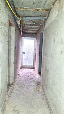 UG Flur mit Hauseingangstür zum Garten