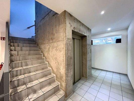 Gepflegter Zugang mit Aufzug