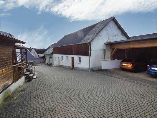 Nebengebäude und großer Carport