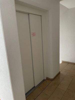 Aufzug 1.OG direkt vor Eingang