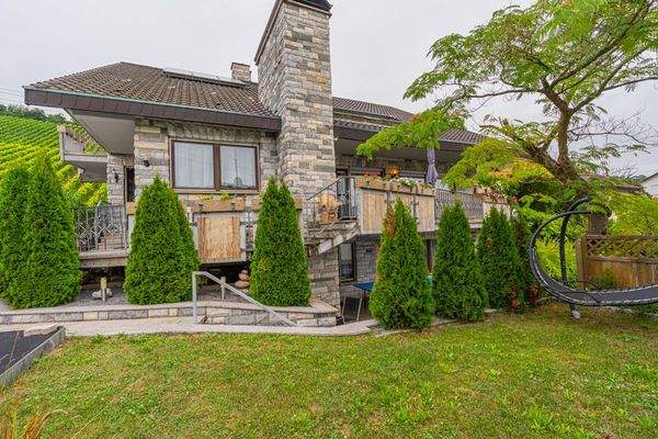 Garten mit angrenzendem Pool