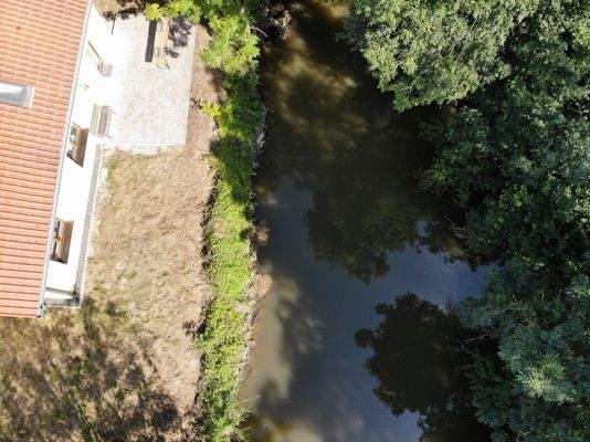 Haus-Terrasse-Bachlauf