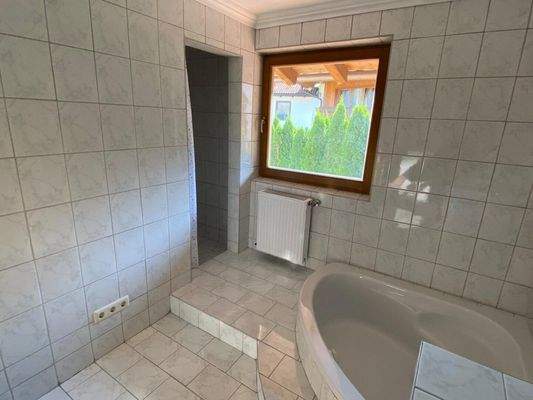 Badezimmer mit Wanne und Dusche